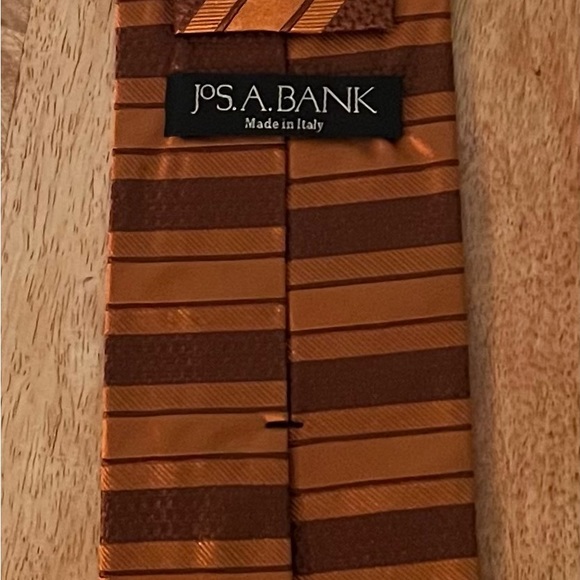 JOESPH A. BANK MEN’S RUST & BROWN 100% SILK NECKTIE/PRE-OWNED/PICTURESQUE!! - Picture 2 of 2
